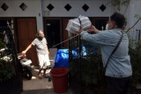 Relawan memberikan bantuan makanan sehari-hari kepada warga yang menjalani isolasi mandiri (isoman) di Denpasar, Bali, Kamis (15/7/2021). Relawan tersebut membuat sebanyak 140 paket makanan untuk dikirim ke 70 tempat isolasi mandiri dalam kegiatan 