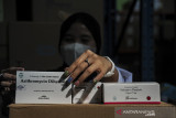 Petugas menyiapkan obat COVID-19 di gudang instalasi farmasi Dinas Kesehatan Kota Bandung, Jawa Barat, Kamis (15/7/2021). Mulai hari ini, Pemerintah Pusat resmi membagikan sebanyak 300.000 paket obat gratis berupa multivitamin, Azithtromycin, dan Oseltamivir bagi pasien COVID-19 yang menjalani isolasi mandiri di Pulau Jawa dan Bali. ANTARA FOTO/Raisan Al Farisi/agr