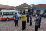 Sejumlah tenaga kesehatan melakukan salat jenazah mendiang bidan Sri Wahyuni di Puskesmas Panarukan, Situbondo, Jawa Timur, Kamis (15/7/2021). Penghormatan tersebut diberikan kepada bidan Sri Wahyuni yang meninggal dunia akibat COVID-19. Antara Jatim/Seno/zk