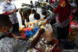 Sejumlah pelaku Usaha Mikro Kecil Menengah (UMKM) menyiapkan produk unggulan makanan ringan yang akan didistribusikan ke sejumlah minimarket di Kabupaten Madiun, Jawa Timur, Kamis (15/7/2021). Para pelaku usaha UMKM yang lolos kurasi di wilayah tersebut menjual produk berbagai jenis makanan ringan melalui minimarket guna meningkatkan pendapatan. Antara Jatim/Siswowidodo/zk