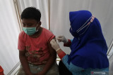 Petugas kesehatan menyuntikkan vaksin COVID-19 tahap pertama kepada seorang pelajar remaja di Puskesmas Panarukan, Situbondo, Jawa Timur, Kamis (15/7/2021). Vaksinasi dosis pertama dengan target remaja dari usia 12-17 tahun tersebut dalam rangka percepatan vaksinasiÂ nasional. Antara Jatim/Seno/zk