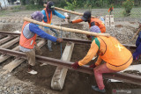 Pekerja memasang bantalan rel kereta api yang terbuat dari beton di Desa Gampengrejo, Kediri, Jawa Timur, Jumat (16/7/2021). PT Kereta Api Indonesia (Persero) secara bertahap mengganti bantalan rel yang sebelumnya menggunakan plat besi diganti menjadi beton guna meningkatkan kenyamanan dan keselamatan perjalanan kereta api. Antara Jatim/Prasetia Fauzani/zk