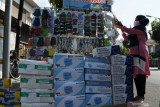 Pedagang kaki lima menata masker di Kota Madiun, Jawa Timur, Sabtu (17/7/2021). Pedagang yang sebelumnya berjualan celana di pasar tersebut memanfaatkan momentum meningkatnya permintaan masker untuk pencegahan penularan COVID-19 dengan beralih menjadi pedagang dadakan yang menjual berbagai jenis masker dengan harga antara Rp15.000 per kemasan isi 50 lembar hingga Rp10.000 per lembar dengan omzet antara Rp300 ribu hingga Rp500 ribu per hari. Antara Jatim/Siswowidodo/zk