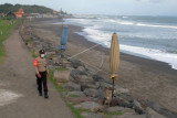 Anggota Polisi berpatroli memantau situasi di area Pantai Pererenan, Badung, Bali, Sabtu (17/7/2021). Pariwisata Bali kembali sepi akibat terjadinya peningkatan kasus positif COVID-19 sehingga seluruh tempat wisata ditutup sementara untuk mengantisipasi kerumunan dan sebagai upaya pencegahan penyebaran COVID-19. ANTARA FOTO/Nyoman Hendra Wibowo/nym.