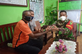 Warga Biak serahkan revolver eks PD II ke Koramil 1708-01/Biak Kota