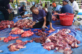 PEMBAGIAN DAGING KURBAN HINDARI KERUMUMAN. Petugas panitia memotong daging seusai penyembelihan ternak kurban pada hari Raya Idul Adha 1442 Hijriah di Desa Deah Tengoh, Kecamatan Meuraxa, Banda Aceh, Aceh, Selasa (20/7/2021). Pembagian daging kurban di daerah itu menerapkan layanan antar langsung ke rumah warga untuk menghindari kerumunan dalam upaya mencegah penyebaran COVID-19. ANTARA FOTO/Ampelsa.