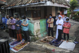 Warga melaksanakan salat idul Adha di Astana Anyar, Bandung, Jawa Barat, Selasa (20/7/2021). Umat muslim tetap melaksanakan ibadah Salat Idul Adha ditengah pemberlakuan PPKM darurat dengan menerapkan protokol kesehatan yang ketat. ANTARA FOTO/Raisan Al Farisi/agr