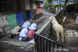 Warga melaksanakan salat idul Adha di Astana Anyar, Bandung, Jawa Barat, Selasa (20/7/2021). Umat muslim tetap melaksanakan ibadah Salat Idul Adha ditengah pemberlakuan PPKM darurat dengan menerapkan protokol kesehatan yang ketat. ANTARA FOTO/Raisan Al Farisi/agr