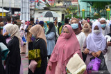 Sejumlah warga mengenakan masker usai shalat Ied berjamaah pada Hari Raya Idul Adha di Masjid Al Fatah, Kota Ambon, Provinsi Maluku, Selasa (20/7/2021). (ANTARA FOTO/FB Anggoro)