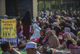 Umat muslim menunaikan ibadah Shalat Idul Adha di Masjid Jami, Banjarmasin, Kalimantan Selatan, Selasa (20/7/2021). Pemerintah Provinsi Kalimantan Selatan izinkan zona kuning dan hijau selenggarakan shalat Idul Adha dengan menerapkan protookol kesehatan ketat. Foto Antaranews Kalsel/Bayu Pratama S.