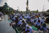 Umat muslim menunaikan ibadah Shalat Idul Adha di Masjid Jami, Banjarmasin, Kalimantan Selatan, Selasa (20/7/2021). Pemerintah Provinsi Kalimantan Selatan izinkan zona kuning dan hijau selenggarakan shalat Idul Adha dengan menerapkan protookol kesehatan ketat. Foto Antaranews Kalsel/Bayu Pratama S.