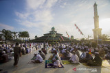 Umat muslim menunaikan ibadah Shalat Idul Adha di Masjid Jami, Banjarmasin, Kalimantan Selatan, Selasa (20/7/2021). Pemerintah Provinsi Kalimantan Selatan izinkan zona kuning dan hijau selenggarakan shalat Idul Adha dengan menerapkan protookol kesehatan ketat. Foto Antaranews Kalsel/Bayu Pratama S.