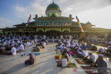 Umat muslim menunaikan ibadah Shalat Idul Adha di Masjid Jami, Banjarmasin, Kalimantan Selatan, Selasa (20/7/2021). Pemerintah Provinsi Kalimantan Selatan izinkan zona kuning dan hijau selenggarakan shalat Idul Adha dengan menerapkan protookol kesehatan ketat. Foto Antaranews Kalsel/Bayu Pratama S.