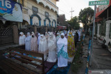 Umat Islam melaksanakan shalat Idul Adha di kawasan Bulak Sari, Surabaya, Jawa Timur, Selasa (20/7/2021). Di tempat tersebut shalat Idul Adha 1442 H digelar di ruas Jalan Bulak Sari, Surabaya. Antara Jatim/Didik Suhartono/zk