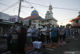  Umat Islam melaksanakan shalat Idul Adha di kawasan Bulak Sari, Surabaya, Jawa Timur, Selasa (20/7/2021). Di tempat tersebut shalat Idul Adha 1442 H digelar di ruas Jalan Bulak Sari, Surabaya. Antara Jatim/Didik Suhartono/zk