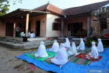  Warga melaksanakan Shalat Id di halaman rumahnya di Gedog, Kota Blitar, Jawa Timur, Selasa (20/7/2021). Satuan Tugas (Satgas) Penanganan Covid-19 menerbitkan Surat Edaran Satgas Covid-19 No 15 tahun 2021 tentang Pembatasan Aktivitas Masyarakat Selama Libur Hari Raya Idul Adha 1442 H yang mencakup aspek pembatasan kegiatan peribadatan dan tradisi selama hari raya Idul Adha 1442 H, dan menghimbau masyarakat untuk melaksanakan shalat id di rumah pada daerah yang menerapkan PPKM Darurat dan PPKM Mikro diperketat, guna mencegah peningkatan laju penularan Covid-19. Antara Jatim/Irfan Anshori/zk