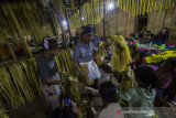 Kepala Balian Haddan (dua kiri) menerima gagalungan (seserahan) saat aruh (ritual) Bawanang (pesta panen padi) di Balai Adat Dusun Bayawana, Kabupaten Hulu Sungai Tengah, Kalimantan Selatan, Rabu (21/7/2021) dini hari. Masyarakat dayak di kaki Pegunungan Meratus melakukan tradisi tahunan Aruh Bawanang yang bertujuan untuk bersyukur dari hasil panen padi yang melimpah pada tahun ini dan mempertahankan tradisi adat budaya dayak meratus serta penyampaian doa dan harapan. Foto Antaranews Kalsel/Bayu Pratama S.