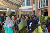 Warga menumpuk di Asrama Haji Tanjungpinang menanti vaksinasi