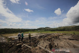 Sejumlah petani melihat tanah miliknya yang rusak karena terjadi tanah bergerak di Desa Sawang, Kabupaten Tapin, Kalimantan Selatan, Rabu (21/7/2021). Pergerakan tanah tersebut mengakibatkan sejumlah lahan pertanian dan perikanan milik warga rusak. Foto Antaranews Kalsel/M Fauzi Fadillah/Bay.