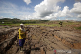 Seorang petani berada di lahan sawah yang terangkat karena terjadi tanah bergerak di Desa Sawang, Kabupaten Tapin, Kalimantan Selatan, Rabu (21/7/2021). Pergerakan tanah tersebut mengakibatkan sejumlah lahan pertanian dan perikanan milik warga rusak. Foto Antaranews Kalsel/M Fauzi Fadillah/Bay.