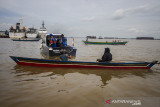 Suasana pembagian daging kurban di Sungai Barito, Banjarmasin, Kalimantan Selatan, Rabu (21/7/2021). Satuan Polisi Air (Satpolair) Polresta Banjarmasin membagikan daging kurban pada H+2 Hari Raya Idul Adha 1442 H dengan cara membagikan langsung kepada warga yang beraktivitas di alur Sungai Barito untuk menghindari terjadinya kerumunan warga serta meminimalisir penyebaran COVID-19. Foto Antaranews Kalsel/Bayu Pratama S.