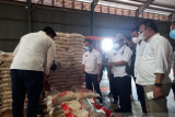 Pemkot Bitung imbau penerima beras PPKM patuhi Prokes COVID-19