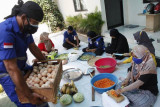 Bantuan makanan untuk warga yang menjalani isolasi mandiri
