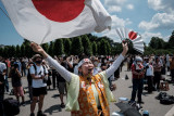 Warga kota Tokyo saksikan pembukaan Olimpiade diluar Stadion Tokyo
