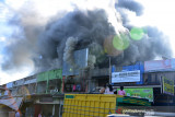 KEBAKARAN TOKO PEDAGANG DI PASAR LAMBARO. Sejumlah warga menyaksikan bagunan toko pedagang terbakar di Pasar Lambaro, Kabupaten Aceh Besar, Aceh, Jumat (23/7/2021). Kebakaran tiga toko pedagang itu berawal dari kobaran api pada bagian belakang bangunan, tidak ada korban jiwa dalam musibah tersebut karena pemilik toko tidak berada di tempat dan api berhasil dipadamkan setelah lima unit mobil kebakaran dikerahkan ke lokasi kejadian. ANTARA FOTO/Ampelsa.