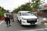 Petugas gabungan menghentikan pengendara mobil berplat nomor luar daerah saat melakukan razia di Kota Madiun, Jawa Timur, Kamis (22/7/2021). Petugas mencatat identitas pengemudi, menanyakan keperluannya masuk wilayah Kota Madiun dan memberikan teguran bagi yang melanggar protokol kesehatan guna mengendalikan penyebaran COVID-19. Antara Jatim/Siswowidodo/zk