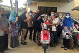 Anggota DPRD Sumbar Nurkhalis Dt Bijo Dirajo salurkan 17 traktor ke kelompok tani