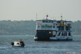  Kapal Motor Penumpang (KMP) Jokotole melintas di Selat Madura, Surabaya, Jawa Timur, Jumat (23/7/2021). PT ASDP Indonesia Ferry (Persero) mencatat selama semester I tahun 2021 berhasil meraih pendapatan Rp1,69 triliun dengan laba sebesar Rp147 miliar, dan pada semester tersebut telah mengangkut 1,83 juta orang penumpang, kendaraan roda dua dan tiga sebanyak 1 juta unit, kendaraan roda empat atau lebih sebanyak 1,18 juta unit, sedangkan untuk barang mencapai 465 ribu ton. Antara Jatim/Didik Suhartono/zk