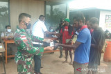 Prajutrit Satgas TNI bagi masker COVID-19 untuk warga perbatasan