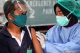 Petugas kesehatan menyuntikkan vaksin COVID-19 kepada pekerja di pabrik kawasan Sedati, Sidoarjo, Jawa Timur, Sabtu (24/7/2021). Vaksinasi secara gratis bagi pekerja perusahaan tersebut guna memastikan produksi perusahaan tidak terganggu serta mencegah munculnya penambahan kasus COVID-19 atau klaster baru. Antara Jatim/Umarul Faruq/zk