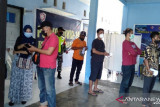 Babinsa Koramil Biak dampingi warga ikuti vaksinasi COVID-19