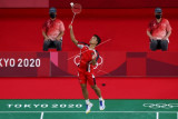  Pebulutangkis tunggal putra Indonesia Anthony Ginting mengembalikan shuttlecock ke arah lawannya pebulutangkis tunggal putra Hongaria Gergely Krausz dalam laga Tunggal Putra Grroup J Olimpiade Tokyo 2020, di Musashino Forest Sport Plaza, Tokyo,, Jepang, Minggu (25/7/2021). Anthony Ginting berhasil mengalahkan Gergely Krausz 21-13 dan 21-8. ANTARA FOTO/Reuters-Leonhard Foeger/hp.
