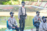 Tiga warga Suku Anak Dalam (SAD) atau Orang Rimba, Perbal (kiri), Seri (tengah), dan Jeni (kedua kanan) saat sesi diskusi dengan Kapolda Jambi Irjen Pol. Rachmad Wibowo usai seremonial pembukaan Pendidikan dan Pembentukan Bintara Polri T.A 2021 di Sekolah Polisi Negara (SPN) Polda Jambi di Muarojambi, Jambi, Senin (26/7/2021). Sebanyak tiga warga SAD dari Kabupaten Bungo, Sarolangun, dan Merangin dinyatakan lulus dalam seleksi penerimaan anggota Polri tahun 2021 di daerah itu, sehingga diharapkan turut memotivasi masyarakat adat lainnya yang mendapatkan kesempatan yang sama dari negara. ANTARA FOTO/Wahdi Septiawan/aww.