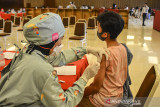 Tenaga kesehatan menyuntikan vaksin COVID-19 kepada anak di Graha Asia, Kota Tasikmalaya, Jawa Barat, Selasa (27/7/2021). Sebanyak 1.000 anak mengikuti gebyar vaksinasi COVID-19 bagi anak dan remaja berusia 12-17 tahun yang diselenggarakan oleh Polres Tasikmalaya bekerjasama dengan Ikatan Dokter Indonesia (IDI) dan Ikatan Dokter Anak Indonesia (IDAI) Kota Tasikmalaya sebagai upaya menekan lonjakan penularan COVID-19. ANTARA FOTO/Adeng Bustomi/agr