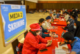 Tenaga kesehatan melakukan pemeriksaan kesehatan anak saat mengikuti vaksinasi COVID-19 di Graha Asia, Kota Tasikmalaya, Jawa Barat, Selasa (27/7/2021). Sebanyak 1.000 anak mengikuti gebyar vaksinasi COVID-19 bagi anak dan remaja berusia 12-17 tahun yang diselenggarakan oleh Polres Tasikmalaya bekerjasama dengan Ikatan Dokter Indonesia (IDI) dan Ikatan Dokter Anak Indonesia (IDAI) Kota Tasikmalaya sebagai upaya menekan lonjakan penularan COVID-19. ANTARA FOTO/Adeng Bustomi/agr