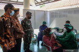  Komandan Pangkalan Angkatan Udara (Lanud) Muljono Kolonel Pnb Moh. Apon (ketiga kiri) Wakil Bupati Sidoarjo Subandi (kedua kiri) meninjau pelaksanaan serbuan vaksin dan baksos Lanud Muljono, di Pendopo Sedati Agung, Sidoarjo, Jawa Timur, Selasa (27/7/2021). Kegiatan vaksinasi dan bakti sosial tersebut dalam rangka menyambut Hari Bhakti TNI Angkatan Udara ke-74, HUT Yasarini ke-33 dan HUT Wanita Angkatan Udara ke-58. Antara Jatim/Umarul Faruq/zk