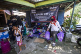 Warga membawa hidangan makanan di posko dapur umum swadaya masyarakat untuk didistribusikan di Kelurahan Mentaos, Banjarbaru, Kalimantan Selatan, Rabu (28/7/2021). Dapur umum yang didirikan oleh Alumni SMP Negeri 2 Banjarbaru bersama warga setempat saat Pemberlakuan Pembatasan Kegiatan Masyarakat (PPKM) level 4 tersebut untuk membantu warga yang melakukan isolasi mandiri akibat terpapar COVID-19 serta mendukung program pemerintah daerah yaitu Gerakan peduli isolasi mandiri (Garda Lima) di kelurahan dan kecamatan se-Kota Banjarbaru. Foto Antaranews Kalsel/Bayu Pratama S.