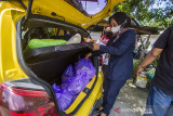 Warga membawa hidangan makanan di posko dapur umum swadaya masyarakat untuk didistribusikan di Kelurahan Mentaos, Banjarbaru, Kalimantan Selatan, Rabu (28/7/2021). Dapur umum yang didirikan oleh Alumni SMP Negeri 2 Banjarbaru bersama warga setempat saat Pemberlakuan Pembatasan Kegiatan Masyarakat (PPKM) level 4 tersebut untuk membantu warga yang melakukan isolasi mandiri akibat terpapar COVID-19 serta mendukung program pemerintah daerah yaitu Gerakan peduli isolasi mandiri (Garda Lima) di kelurahan dan kecamatan se-Kota Banjarbaru. Foto Antaranews Kalsel/Bayu Pratama S.