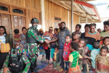 Satgas TNI Yonif 521 bagikan pakaian untuk warga Obano Paniai Papua
