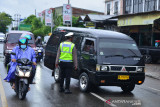 PENGETATAN PPKM UPAYA CEGAH PENINGKATAN COVID-19. Satgas Covid-19 memeriksa kelengkapan surat perjalanan kendaraan bis umum dan pribadi sebagai syarat berpergian pada masa Pemberlakukan Pembatasan Kegiatan Masyarakat (PPKM) di  jalur perbatasan lintasan jalan nasional, Desa Lambaro, Kabupaten Aceh Besar, Sabtu (10/7/2021).