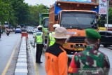 PENGETATAN PPKM UPAYA CEGAH PENINGKATAN COVID-19. Satgas Covid-19 memeriksa kelengkapan surat perjalanan kendaraan bis umum dan pribadi sebagai syarat berpergian pada masa Pemberlakukan Pembatasan Kegiatan Masyarakat (PPKM) di  jalur perbatasan lintasan jalan nasional, Desa Lambaro, Kabupaten Aceh Besar, Sabtu (10/7/2021).