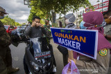 Petugas Satpol PP menegur warga tidak menggunakan masker saat pelaksanaan operasi yustisi Pemberlakuan Pembatasan Kegiatan Masyarakat (PPKM) level 4 di Jalan Ahmad Yani Km 6, Banjarmasin, Kalimantan Selatan, Rabu (28/7/2021). Hari pertama penegakan PPKM level 4 di Banjarmasin puluhan pengendara terjaring petugas gabungan karena melanggar protokol kesehatan yakni tidak menggunakan masker dan hanya diberikan teguran secara lisan tertulis. Foto Antaranews Kalsel/Bayu Pratama S.