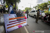 Petugas gabungan berjaga saat pelaksanaan operasi yustisi Pemberlakuan Pembatasan Kegiatan Masyarakat (PPKM) level 4 di Jalan Ahmad Yani Km 6, Banjarmasin, Kalimantan Selatan, Rabu (28/7/2021). Hari pertama penegakan PPKM level 4 di Banjarmasin puluhan pengendara terjaring petugas gabungan karena melanggar protokol kesehatan yakni tidak menggunakan masker dan hanya diberikan teguran secara lisan tertulis. Foto Antaranews Kalsel/Bayu Pratama S.