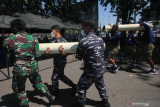 Personel TNI Angkatan Laut menggotong tabung oksigen di Posko Bantuan Oksigen Darurat Koarmada II di Jalajaya, Surabaya, Jawa Timur, Rabu (28/7/2021). Komando Armada (Koarmada) II membuka posko itu untuk melayani pengisian ulang tabung oksigen secara gratis bagi masyarakat yang membutuhkannya. Antara Jatim/Didik Suhartono/zk