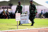 SERBUAN VAKSINASI COVID-19. Anggota TNI membawa dosis vaksin saat Serbuan Vaksinasi COVID-19 di lapangan thor Gelora Pancasila Surabaya, Jawa Timur, Kamis (29/7/2021). Komando Armada (Koarmada) II bersama Pemerintah kota Surabaya melakukan vaksinasi COVID-19 sebanyak 25000 dosis untuk masyarakat Surabaya guna mewujudkan kekebalan komunal atau 'herd immunity' menuju Indonesia sehat. Antara Jatim/Umarul Faruq/zk