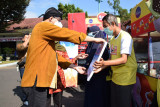 Bupati Banyumas serahkan bantuan 20 gerobak